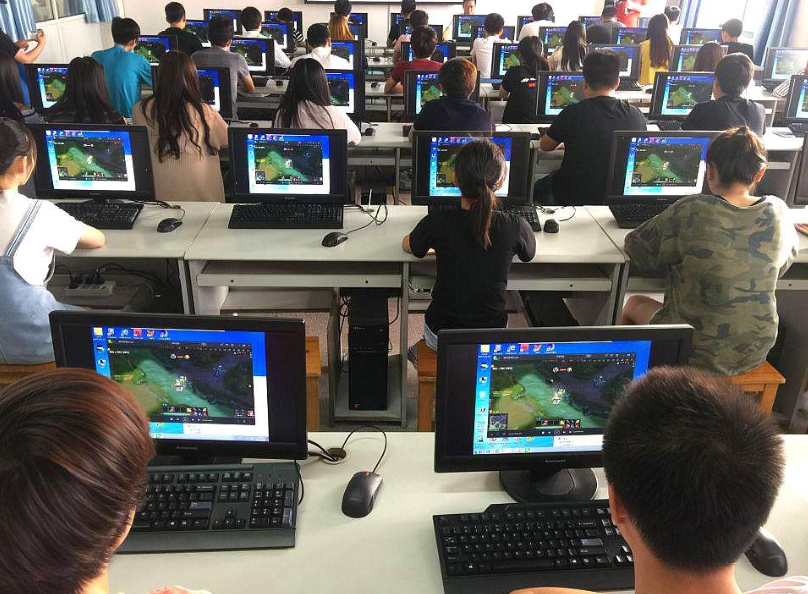 来到电竞学校孩子能学到什么 了解行业才知道路怎么走